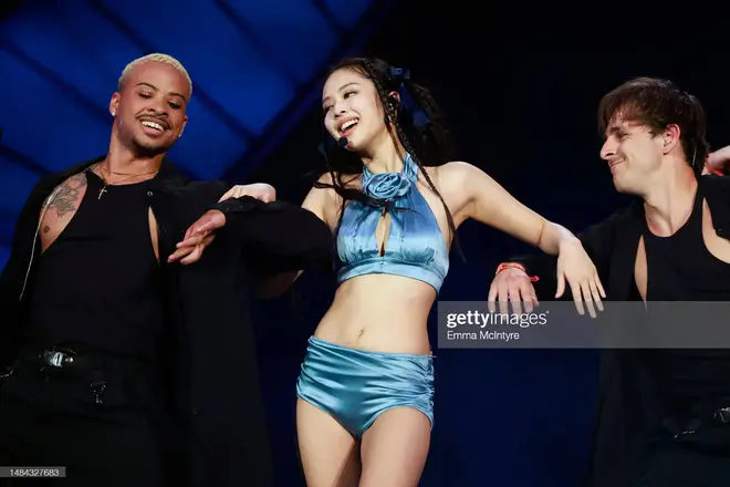 BLACKPINK ở Coachella tuần 2: Jennie bốc nhất, Rosé nhiều ẩn tình, Lisa kín tay, Jisoo ăn hại nhất? - Hình 2