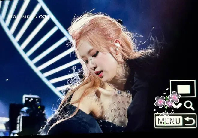 BLACKPINK ở Coachella tuần 2: Jennie bốc nhất, Rosé nhiều ẩn tình, Lisa kín tay, Jisoo ăn hại nhất? - Hình 7