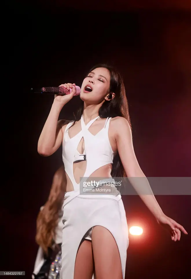 BLACKPINK ở Coachella tuần 2: Jennie bốc nhất, Rosé nhiều ẩn tình, Lisa kín tay, Jisoo ăn hại nhất? - Hình 3