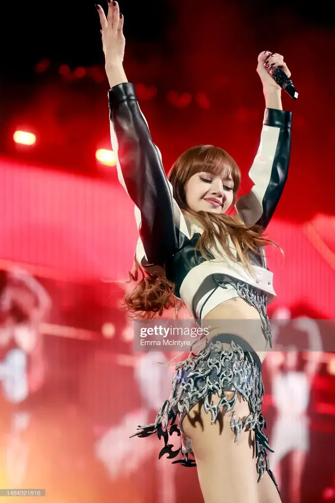 BLACKPINK ở Coachella tuần 2: Jennie bốc nhất, Rosé nhiều ẩn tình, Lisa kín tay, Jisoo ăn hại nhất? - Hình 6