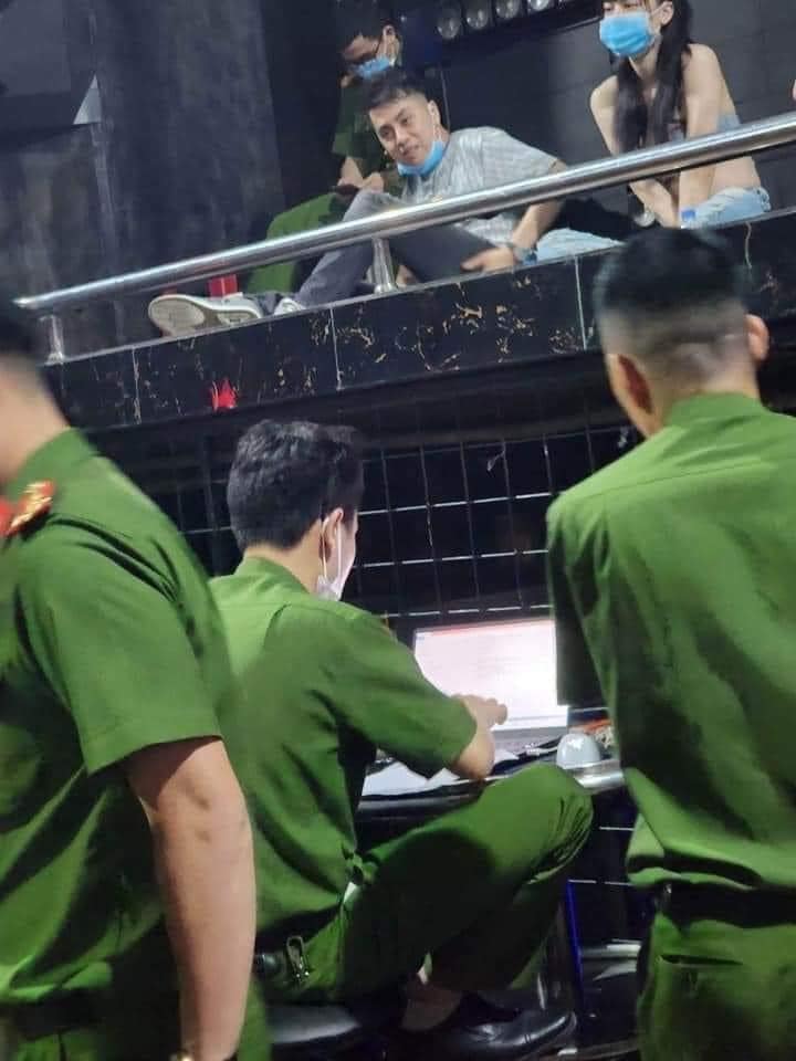 Nam DJ điển trai Thái Hoàng gây sốc khi lộ ảnh ngồi thẫn thờ, bị công an bắt vì sử dụng chất cấm - Hình 4