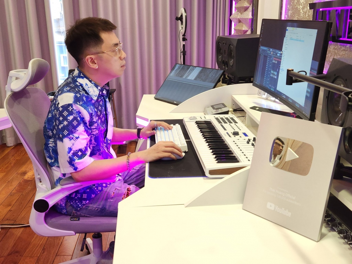 Nam DJ điển trai Thái Hoàng gây sốc khi lộ ảnh ngồi thẫn thờ, bị công an bắt vì sử dụng chất cấm - Hình 7