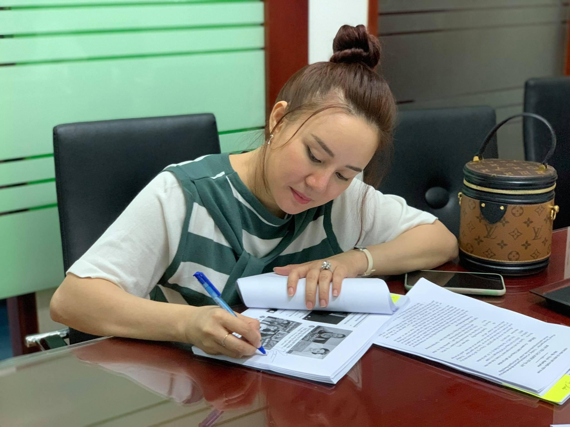 Vy Oanh xuất hiện trên show âm nhạc giữa ồn ào cấm xuất cảnh, từng nói gì về ồn ào với bà Hằng? - Hình 7