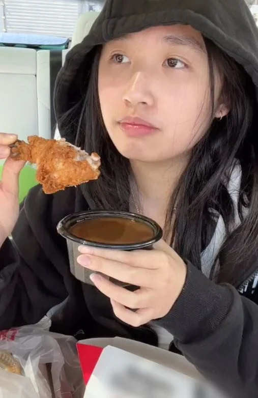 YouTuber Jenny Huỳnh đăng clip vừa lái xe vừa khóc, trạng thái bất ổn khiến dân tình hoang mang - Hình 3
