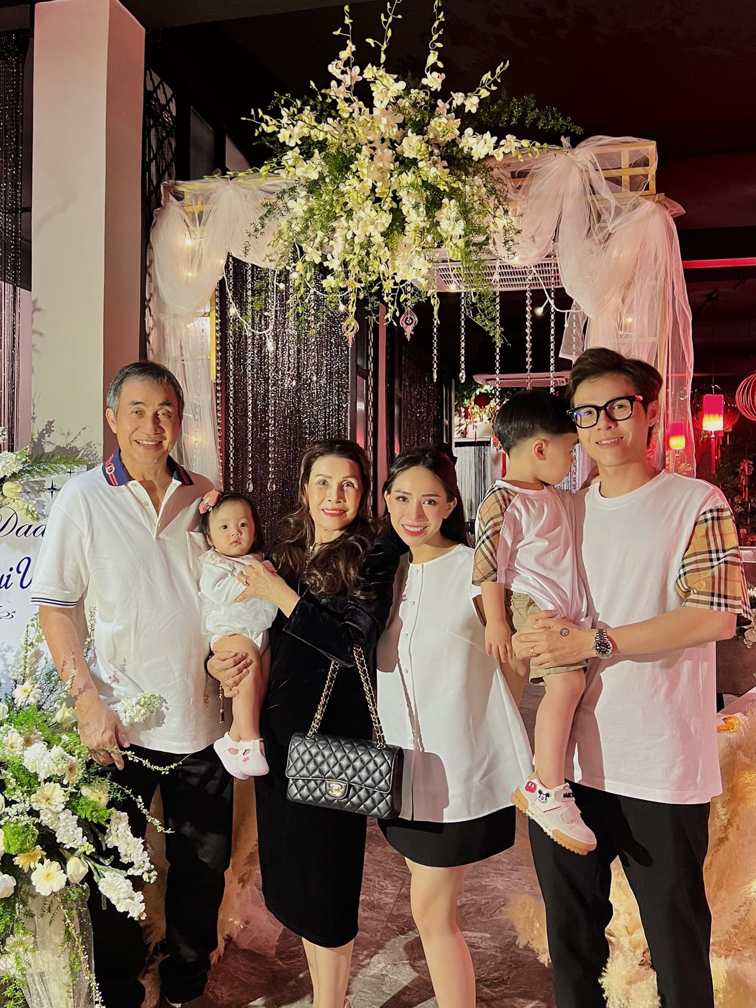 Joyce Phạm - Ái nữ đại gia Minh Nhựa suy sụp vì nguy cơ mất con, lần đầu khoe đại gia đình - Hình 6