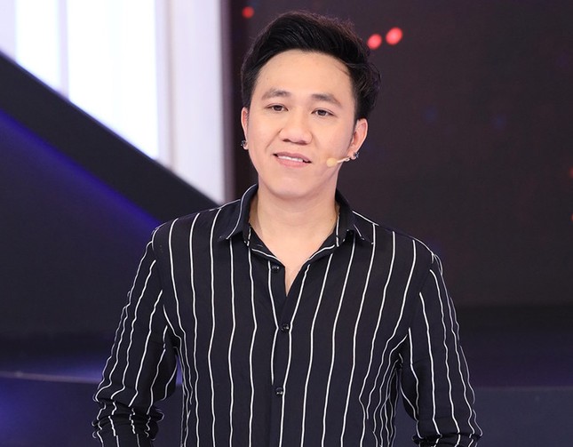 Anh Đức lộ vẻ mặt lờ đờ, thần sắc bất thường khó hiểu, phản ứng ra sao giữa ồn ào Trấn Thành đi bar? - Hình 2