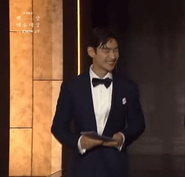 Lee Je Hoon - Hứa Quang Hán tạo khung hình hot nhất Baeksang 2023 - Hình 2