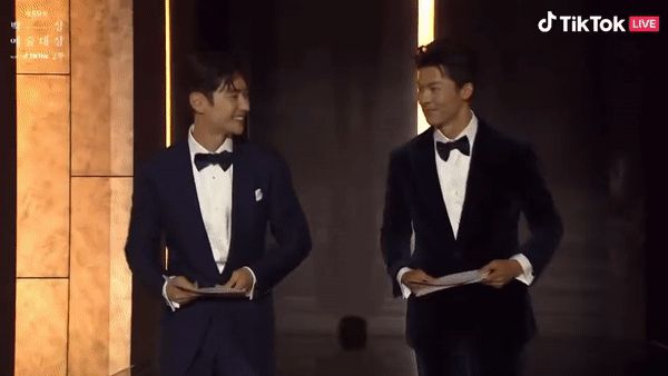 Lee Je Hoon - Hứa Quang Hán tạo khung hình hot nhất Baeksang 2023 - Hình 1