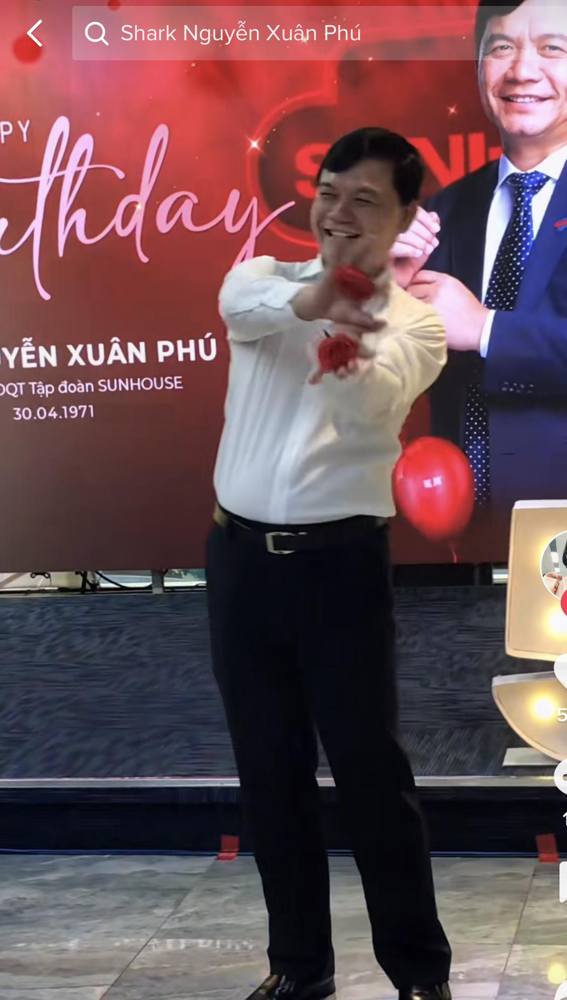 Shark Hưng quỳ gối xin gia hạn hôn nhân với vợ trẻ kém 16 tuổi, Shark Phú nhảy điệu nở hoa Jisoo - Hình 4