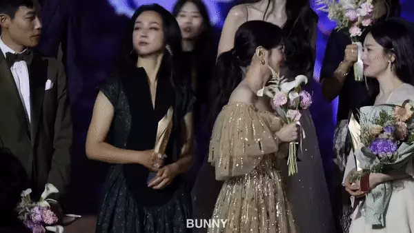 3 mỹ nhân quyền lực nhất Baeksang 2023 chung khung hình: Song Hye Kyo tương tác cực đáng yêu với em gái Daesang - Hình 6