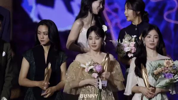 3 mỹ nhân quyền lực nhất Baeksang 2023 chung khung hình: Song Hye Kyo tương tác cực đáng yêu với em gái Daesang - Hình 5