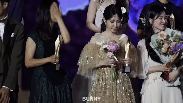 3 mỹ nhân quyền lực nhất Baeksang 2023 chung khung hình: Song Hye Kyo tương tác cực đáng yêu với em gái Daesang - Hình 1