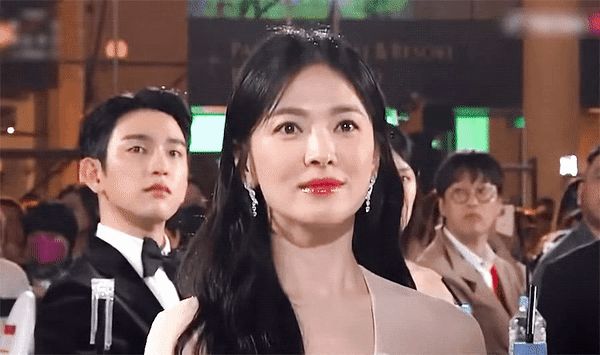 Từng bị miệt thị ngoại hình bên trai trẻ kém 14 tuổi, Song Hye Kyo bỗng lật kèo khó tin tại Baeksang 2023 - Hình 10