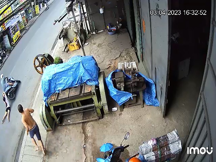 Bé gái níu xe kẻ trộm điện thoại, bị kéo lê 15 mét trên đường - Hình 1
