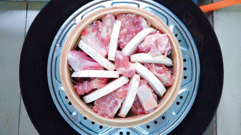 Bữa tối ngon miệng với món sườn hấp khoai môn dễ làm - Hình 6