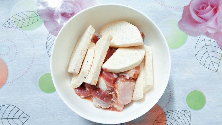 Bữa tối ngon miệng với món sườn hấp khoai môn dễ làm - Hình 4