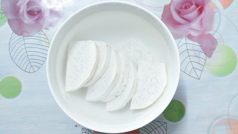 Bữa tối ngon miệng với món sườn hấp khoai môn dễ làm - Hình 1