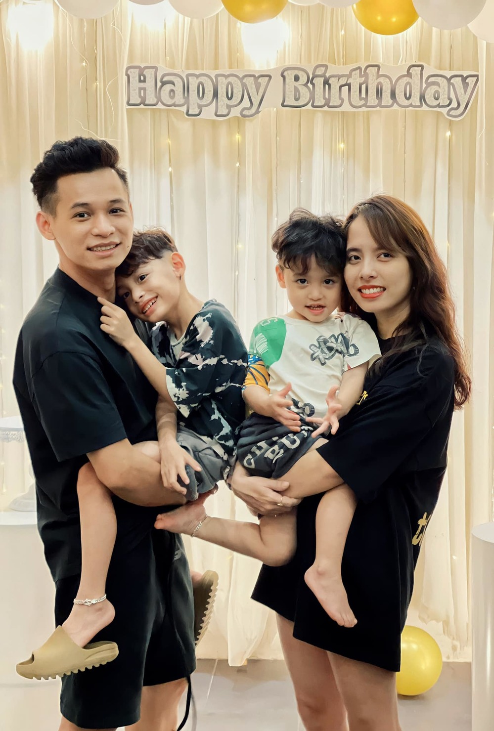 Độ Mixi dạy con cực đỉnh, hai quý tử càng lớn càng ngoan - Hình 8