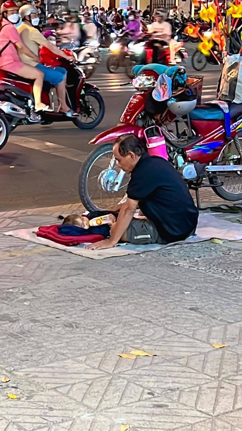Hai bố con mưu sinh nơi vỉa hè, tuy vất vả nhưng ngập tràn niềm vui - Hình 8