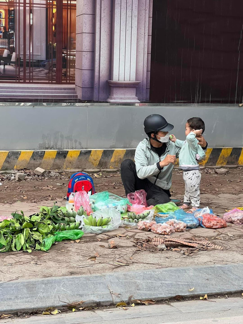 Hai bố con mưu sinh nơi vỉa hè, tuy vất vả nhưng ngập tràn niềm vui - Hình 2