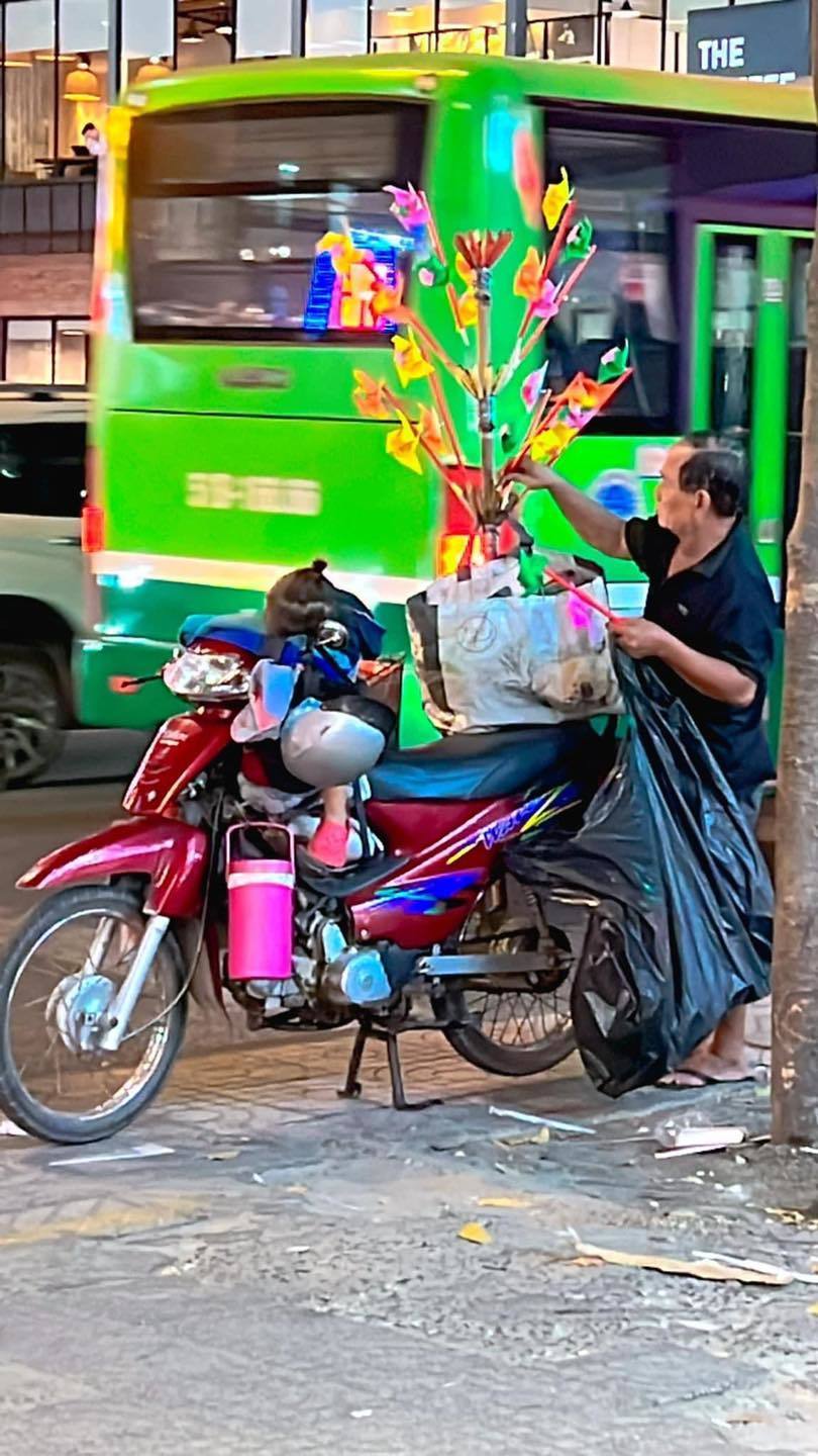 Hai bố con mưu sinh nơi vỉa hè, tuy vất vả nhưng ngập tràn niềm vui - Hình 7