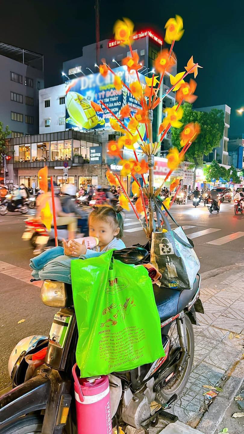 Hai bố con mưu sinh nơi vỉa hè, tuy vất vả nhưng ngập tràn niềm vui - Hình 6