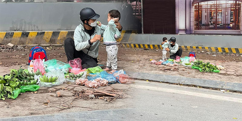 Hai bố con mưu sinh nơi vỉa hè, tuy vất vả nhưng ngập tràn niềm vui - Hình 5