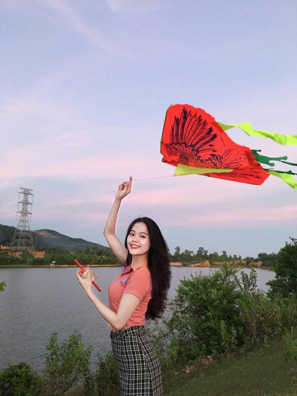 Hotgirl Quảng Bình từng thi Miss Grand Việt Nam làm tiếp viên hàng không: Nhan sắc ngọt ngào, trình độ học vấn xuất sắc - Hình 8