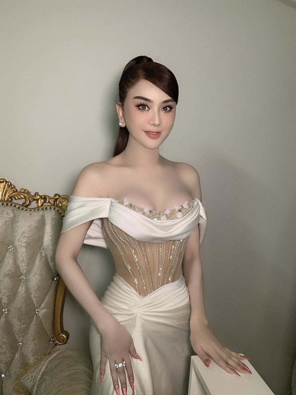 Lâm Khánh Chi bị soi photoshop quá đà để có diện mạo xinh đẹp - Hình 8