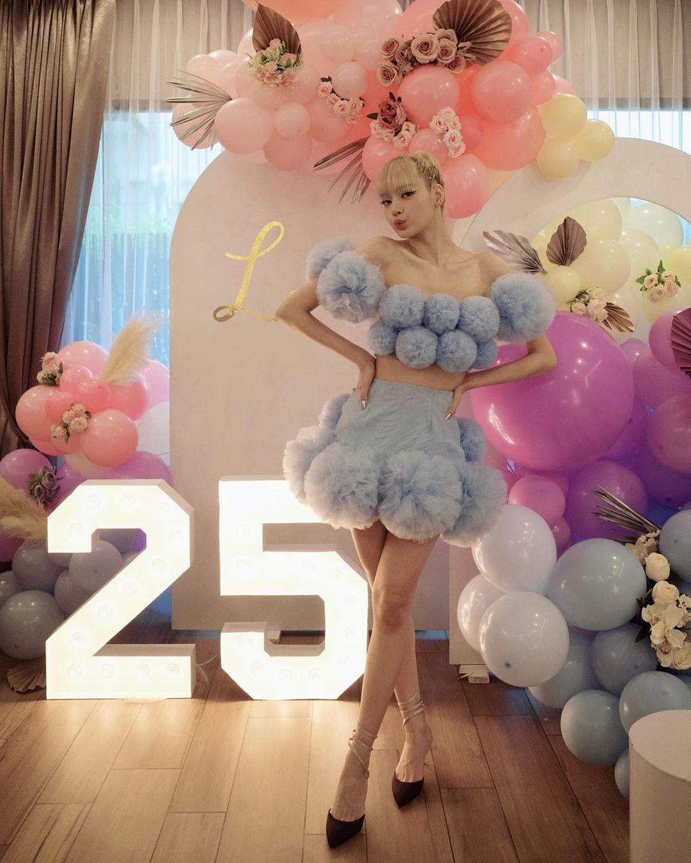 Lisa (BLACKPINK) biến hóa đa dạng phong cách trong mỗi dịp sinh nhật - Hình 11