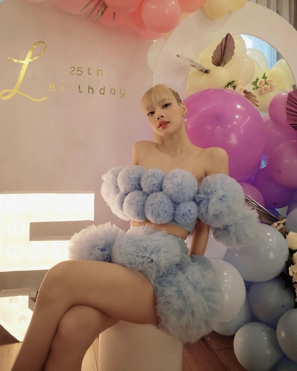 Lisa (BLACKPINK) biến hóa đa dạng phong cách trong mỗi dịp sinh nhật - Hình 12