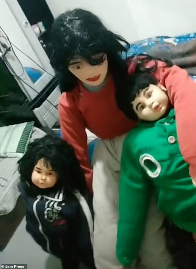 Người đàn ông đính hôn với búp bê, sinh ba con