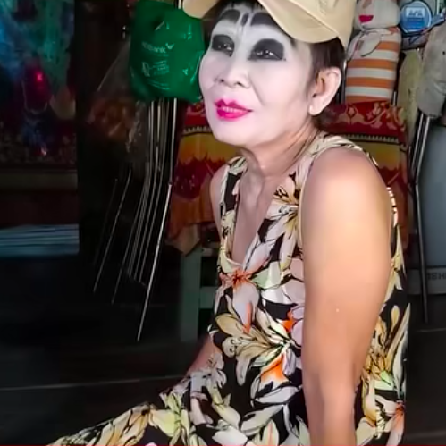 Người phụ nữ hơn 30 năm trang điểm đậm, đi ngủ cũng phải make