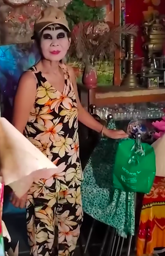 Người phụ nữ hơn 30 năm trang điểm đậm, đi ngủ cũng phải make
