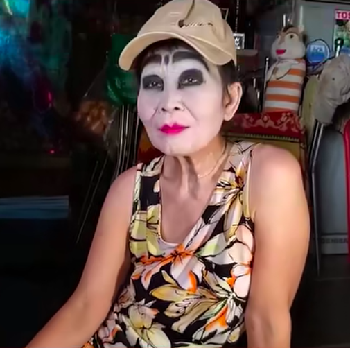 Người phụ nữ hơn 30 năm trang điểm đậm, đi ngủ cũng phải make