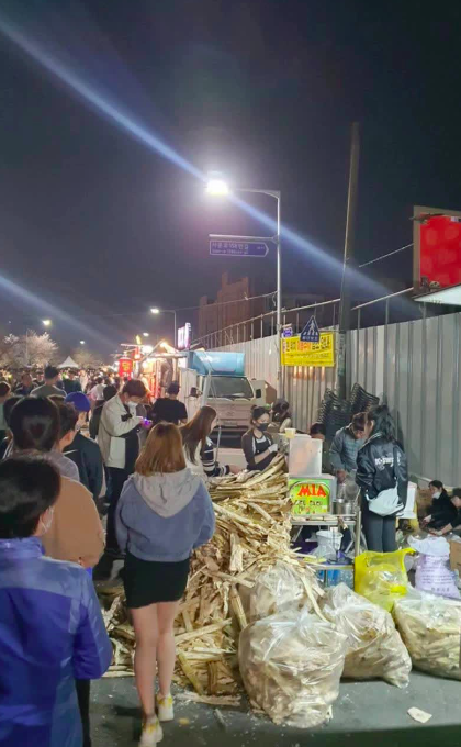 Nhóm bạn trẻ đưa nước mía Việt sang Hàn Quốc, 2 ngày bán gần 1 tấn mía