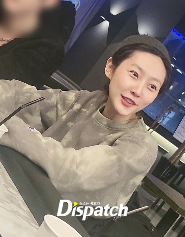 Nóng: Dispatch công bố loạt ảnh Kim Sae Ron chơi bài trong quán rượu giữa scandal - Hình 3
