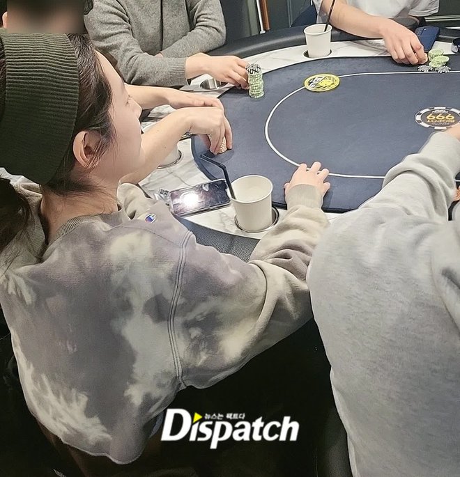 Nóng: Dispatch công bố loạt ảnh Kim Sae Ron chơi bài trong quán rượu giữa scandal - Hình 2