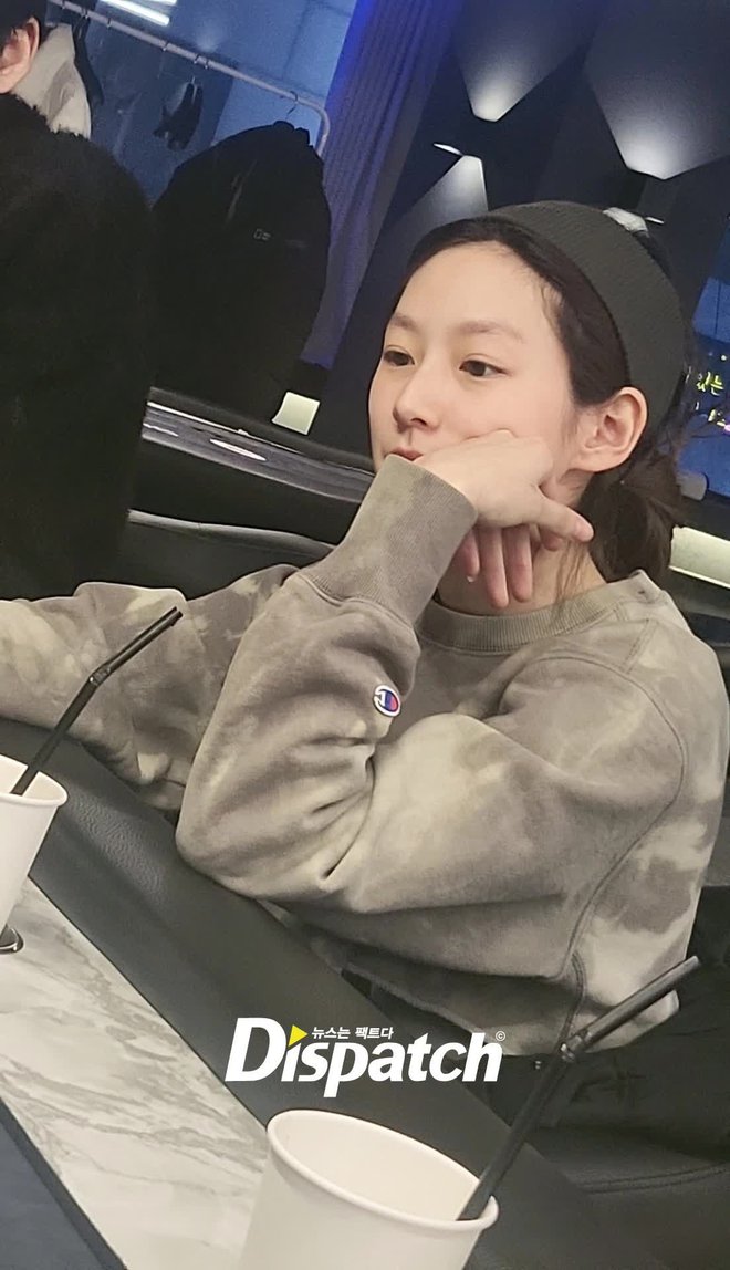 Nóng: Dispatch công bố loạt ảnh Kim Sae Ron chơi bài trong quán rượu giữa scandal - Hình 1