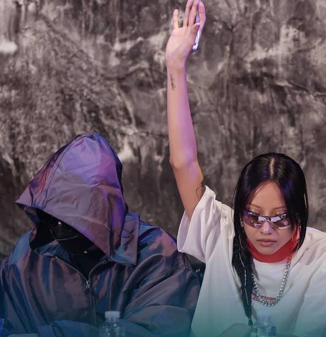 Rap Việt học hỏi Ca Sĩ Mặt Nạ, Karik 99% là nhân vật bịt mặt bí ẩn? - Hình 5