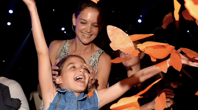 Suri Cruise Ở T.Uổi 17: T.Uổi Thơ Được Mẹ Nuôi Dưỡng Trong Sự Hạnh Phúc ...