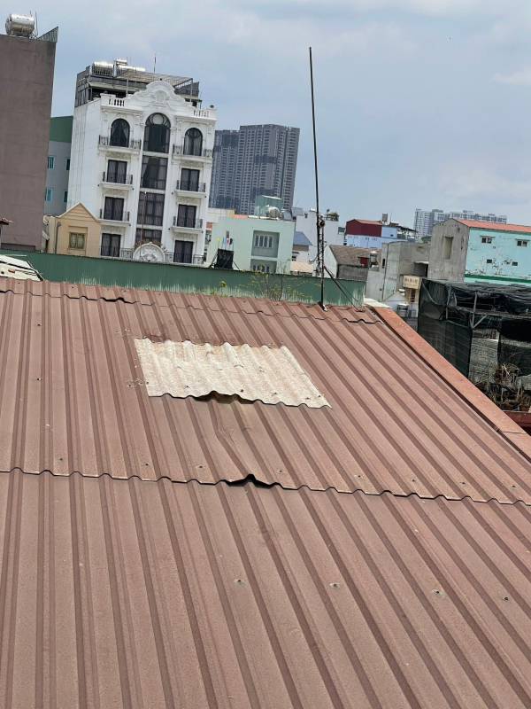 Vụ tình địch rơi từ mái tôn tử vong không phải là án mạng - Hình 1