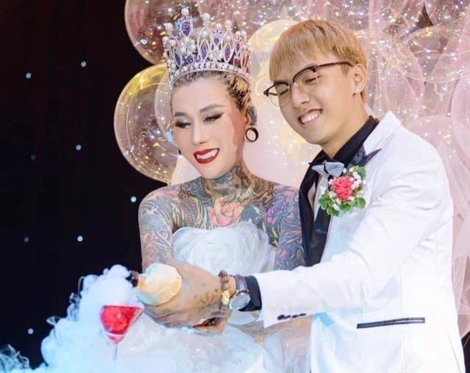 Cô dâu LGBT xăm kín người mặc kệ ánh mắt dị nghị vẫn hạnh phúc với cuộc hôn nhân của mình - Hình 2