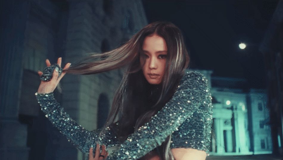 Jisoo solo được đầu tư khủng, netizen Hàn tranh cãi: Làm MV xa xỉ để bù đắp giọng hát còn thiếu sót? - Hình 3