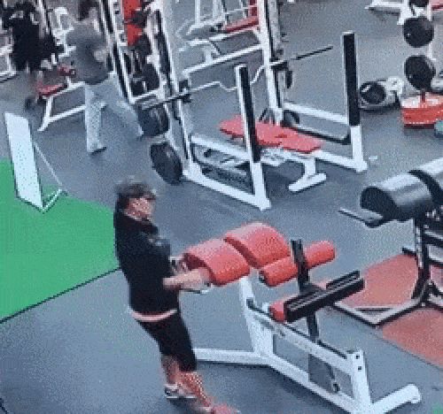 Giật mình với khoảnh khắc khó tin của chị em trong phòng gym - Hình 4