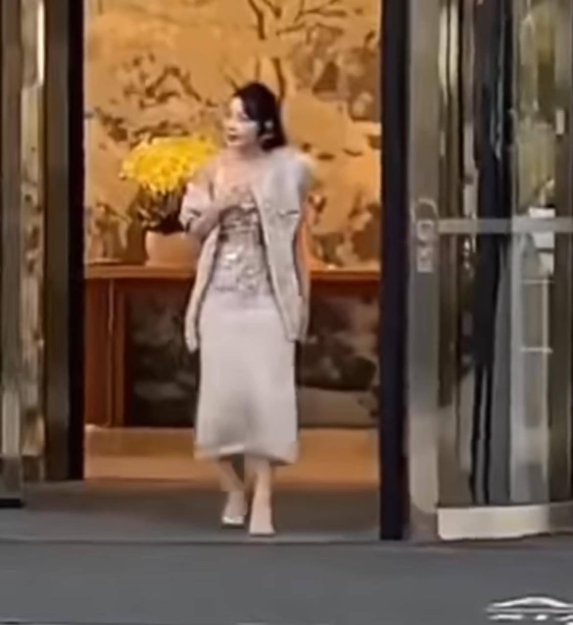 Huỳnh Hiểu Minh phũ với Angela Baby, hành động mờ ám, ngọt ngào với Chi Pu: Tình yêu chớm nở? - Hình 2