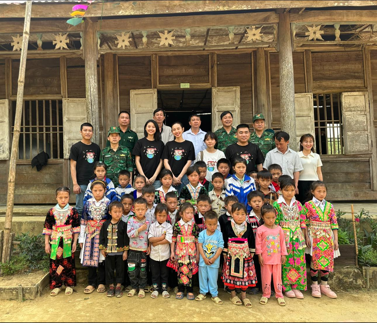 Team Châu Phi cùng Thùy Tiên lên đường xây trường học thứ 2, chị gái Quang Linh bị soi thái độ lạ? - Hình 1
