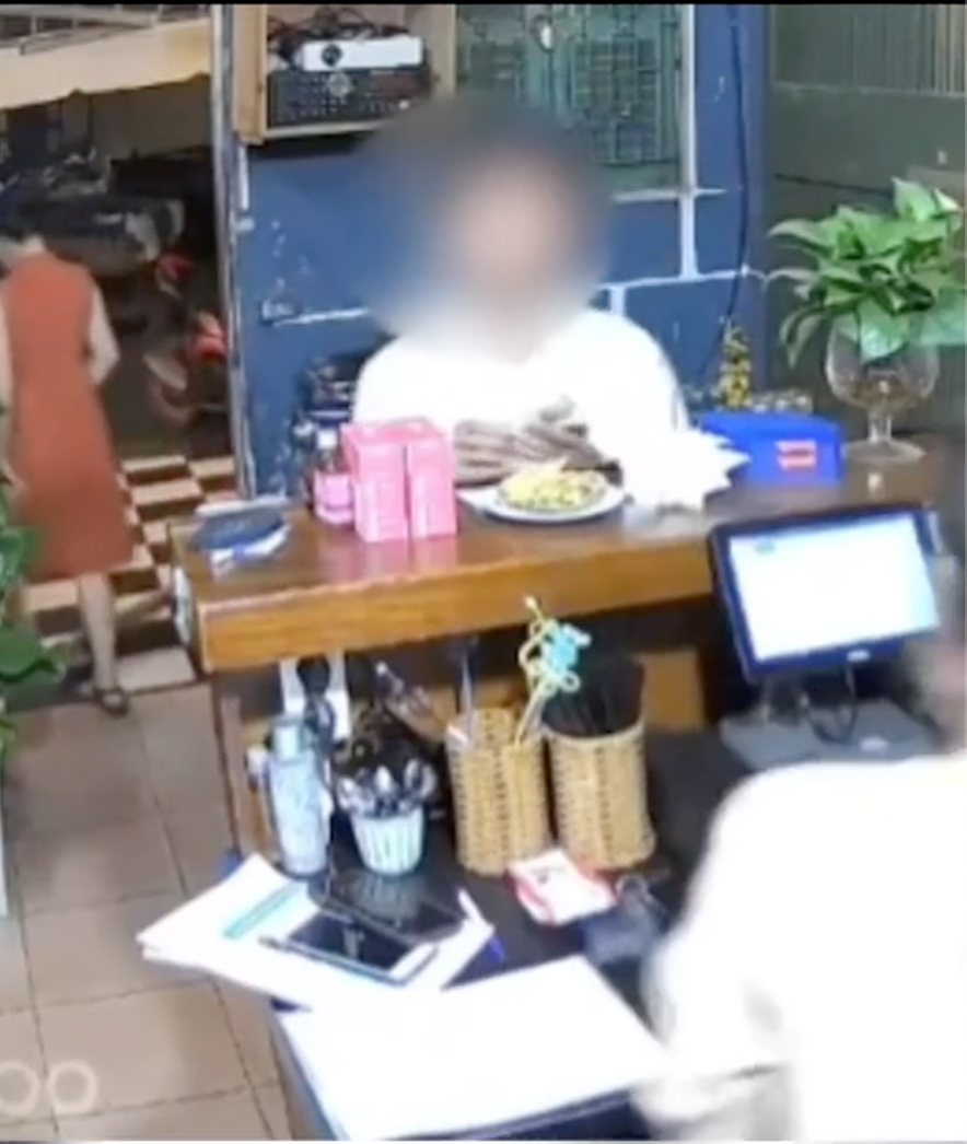 Thanh niên vào quán mua cà phê tiện tay chôm luôn 2 chiếc điện thoại, từ bi để lại 50k rồi bỏ chạy - Hình 2