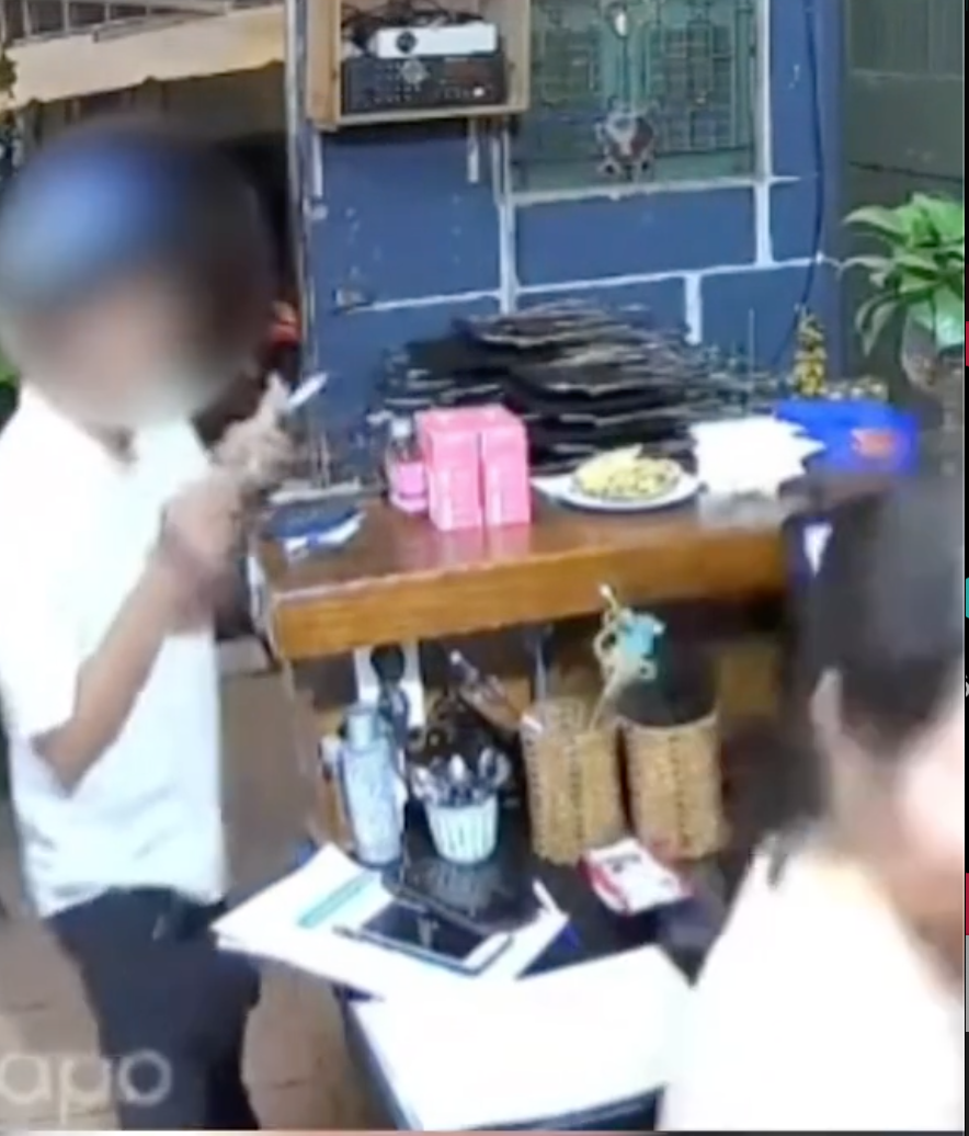 Thanh niên vào quán mua cà phê tiện tay chôm luôn 2 chiếc điện thoại, từ bi để lại 50k rồi bỏ chạy - Hình 3