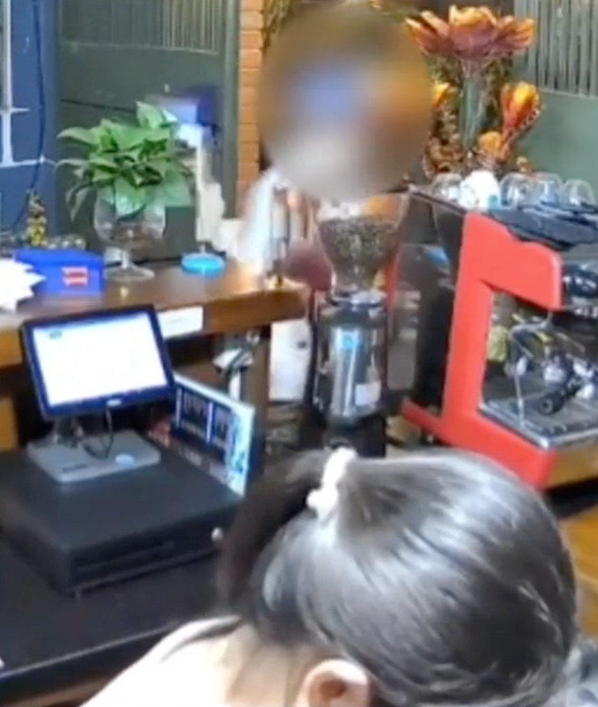 Thanh niên vào quán mua cà phê tiện tay chôm luôn 2 chiếc điện thoại, từ bi để lại 50k rồi bỏ chạy - Hình 6